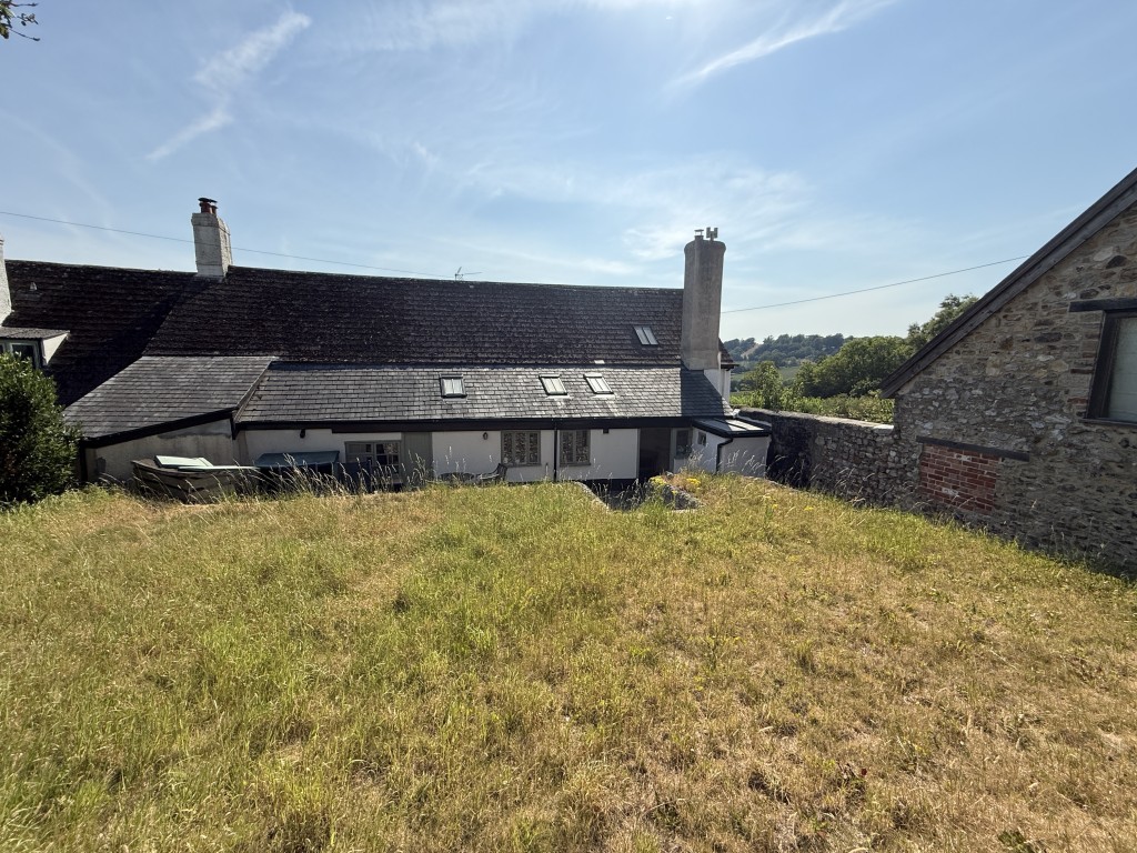 Lot: 90 - SPACIOUS COTTAGE WITH GARDENS FOR UPDATING - Rear of property